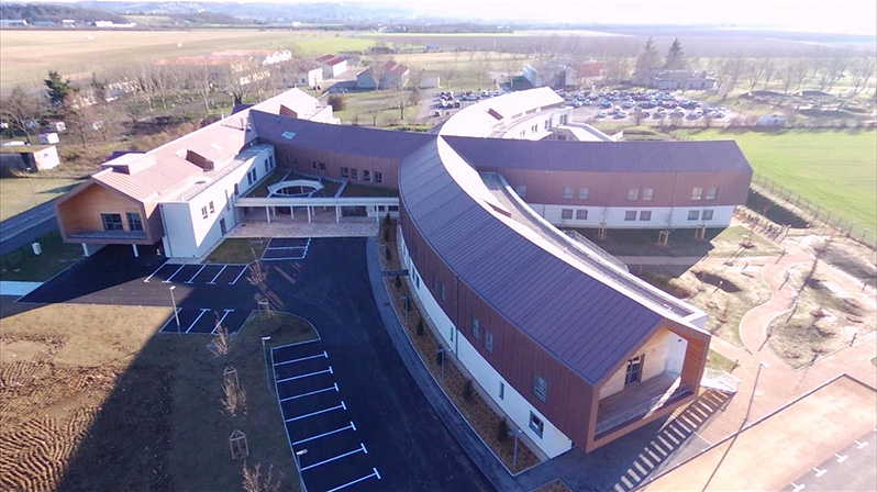 Vue aérienne de l'Ehpad Vilanova Corbas, un établissement d'hébergement pour les personnes âgées dépendantes / alzheimer